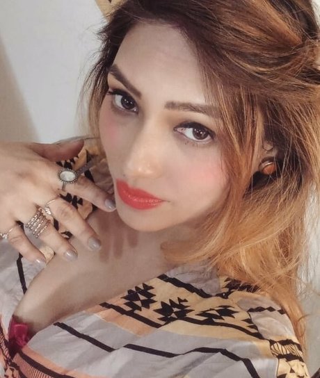 Zoya Rathore モデル 写真