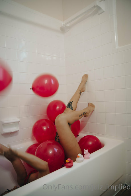 Julz Implied 裸のスター 写真