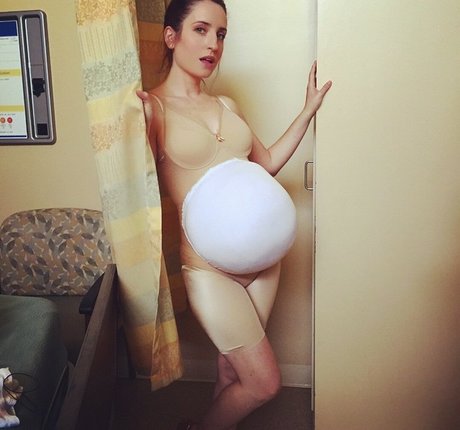 Zoe Lister Jones エロティックなスター ギャラリー