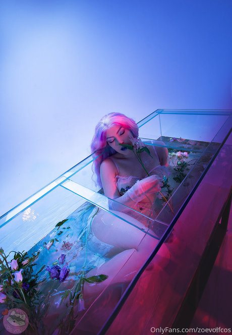 Zoe Volf ポルノスター ヌード 画像