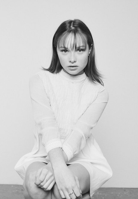Zoe Colletti ヌードモデル 画像