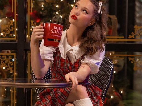 Zoe Colletti ヌード女優 写真