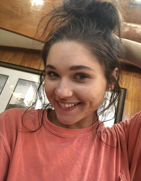 Zoe Bloom 女優 画像