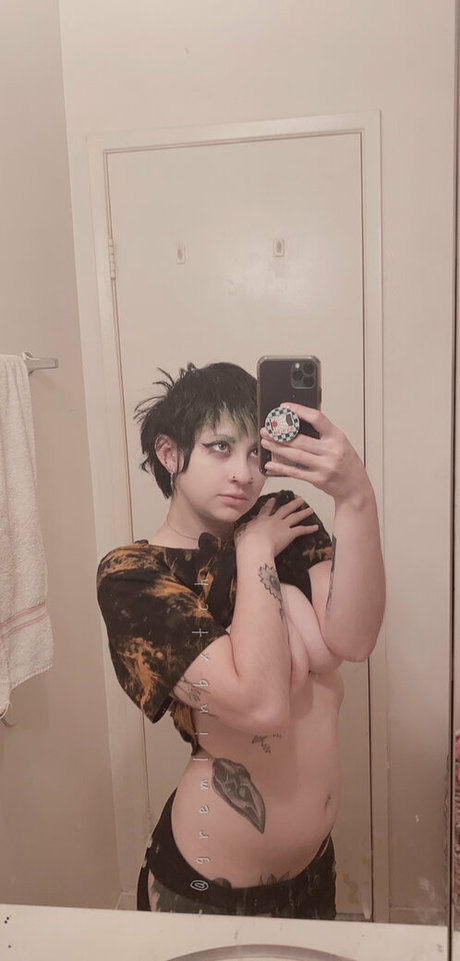 Gremlinbxtch エロティックなモデル 写真