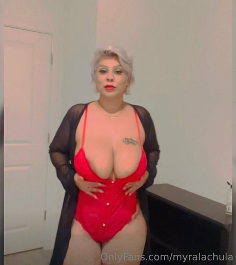 Myralachula ポルノ女優 写真