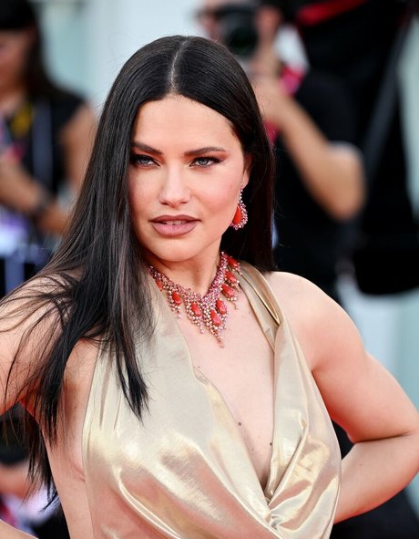 Adriana Lima ポルノモデル 写真