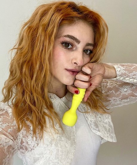 Willow Shields エロティックなポルノスター 写真