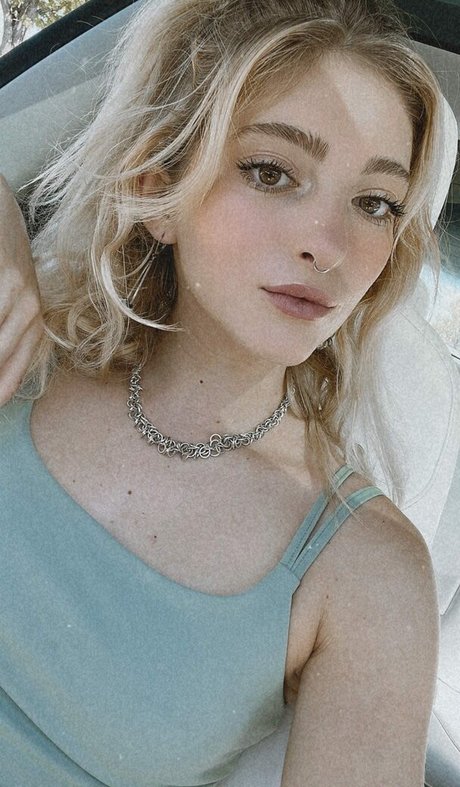 Willow Shields アダルトモデル 写真
