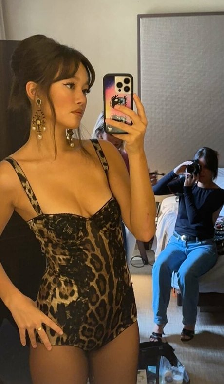 Lilychee エロティックなモデル 写真