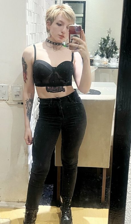 トリミングされたOnlyFans アートヌード 写真