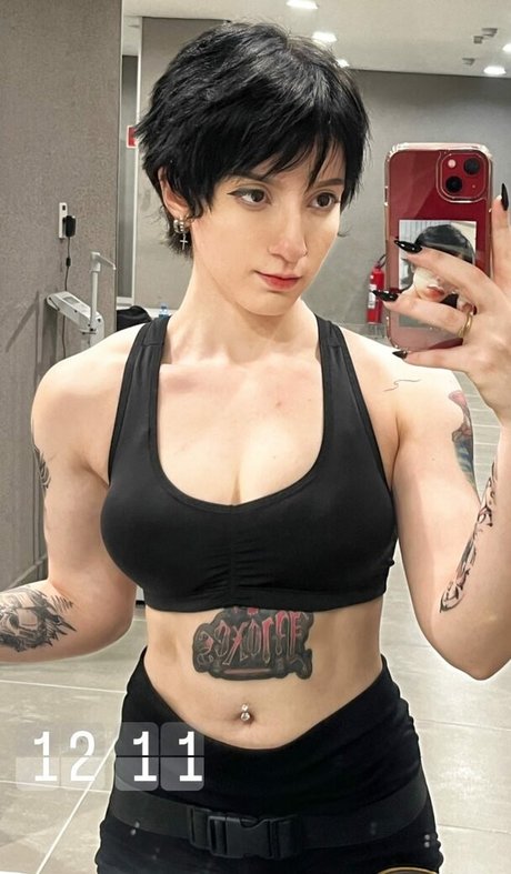 ゲイのインフルエンサーOnlyFans セクシーヌード ギャラリー