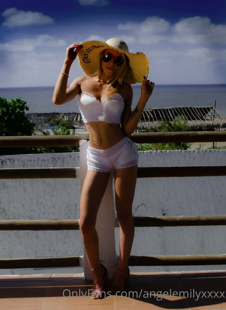 angelemilyxxxx ポルノ女優 写真