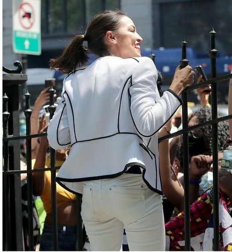 Alexandria Ocasio Cortez ポルノ女優 画像