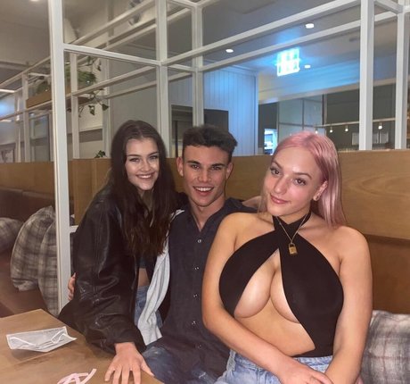 Alanna Pow 美しいポルノスター 写真