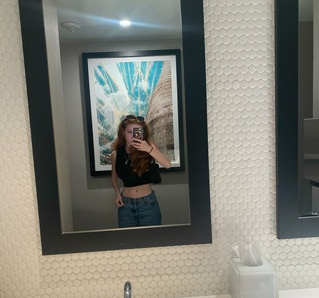 Francesca Capaldi モデル 画像