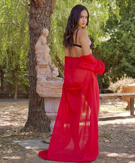 Emily Tosta 美しいスター 写真