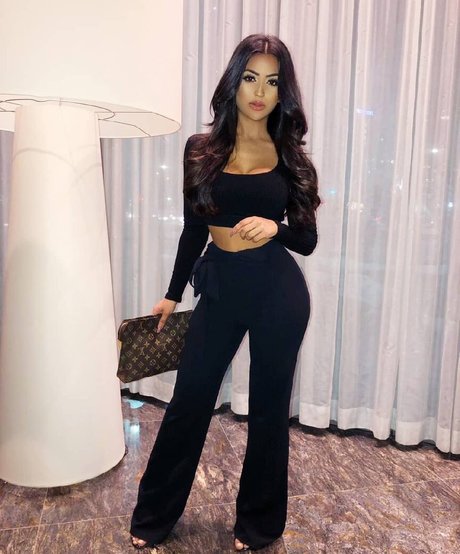 Aneeqa Farid 無料スター 画像