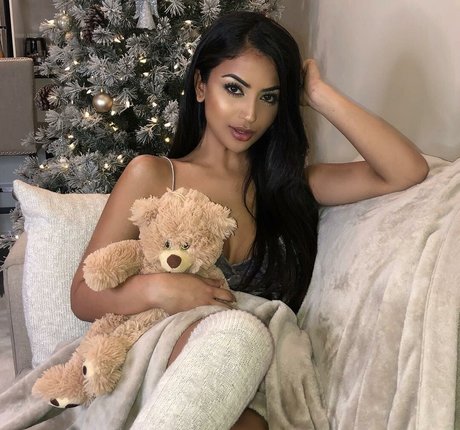 Aneeqa Farid 限定スター 画像
