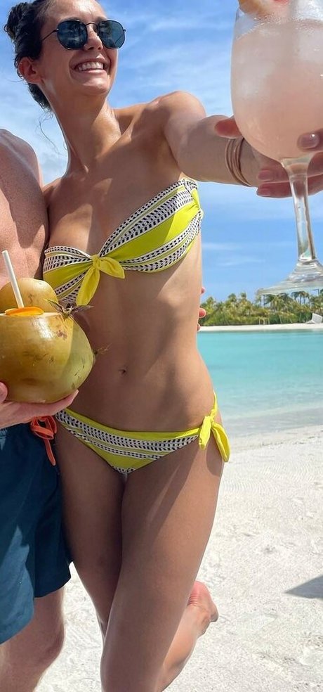Nina Dobrev ヌードモデル 画像