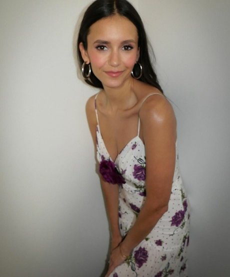 Nina Dobrev ポルノスター 裸 写真
