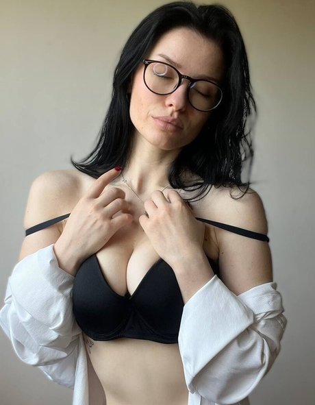 客室乗務員 オンリーファンズ 美しいヌード 画像