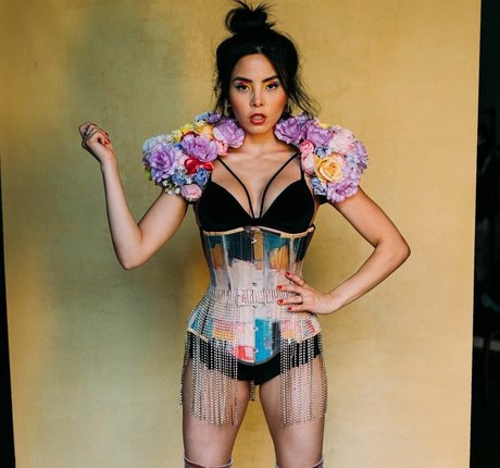 Anna Akana ポルノスター ヌード ギャラリー