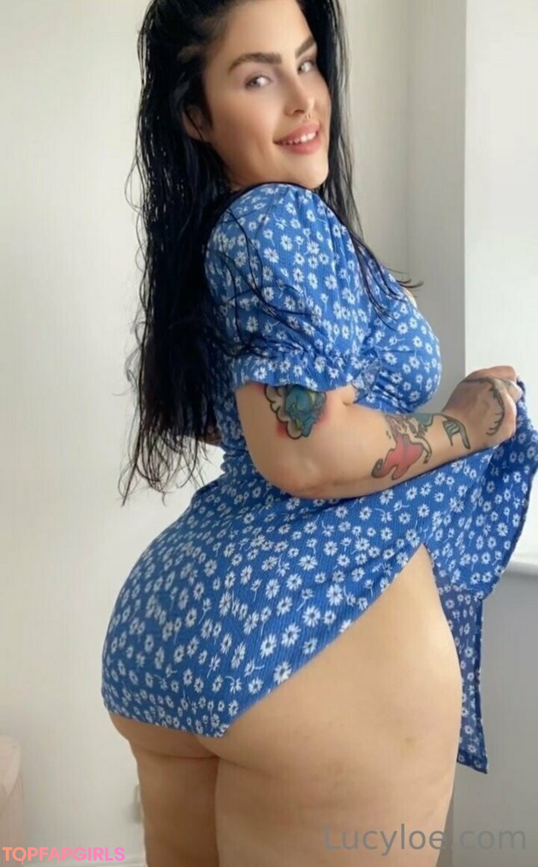 小さいチンポのシーメールOnlyFans HD 画像