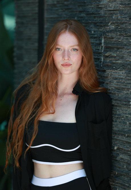 Larsen Thompson 裸のポルノスター 画像