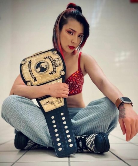 Hikaru Shida エロティックなスター 写真