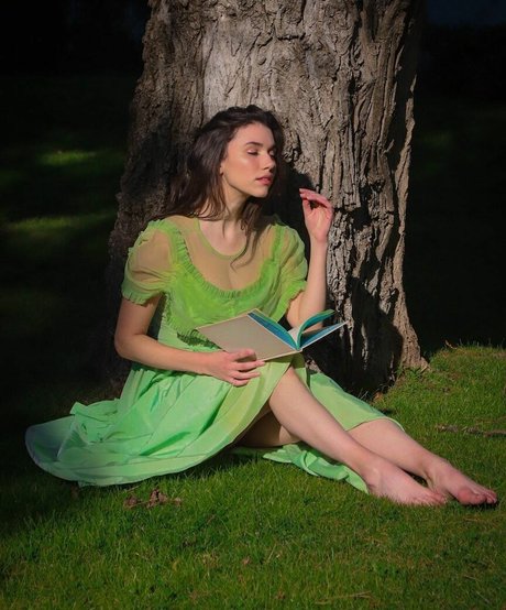 Grace Caroline Currey ヌードモデル 画像