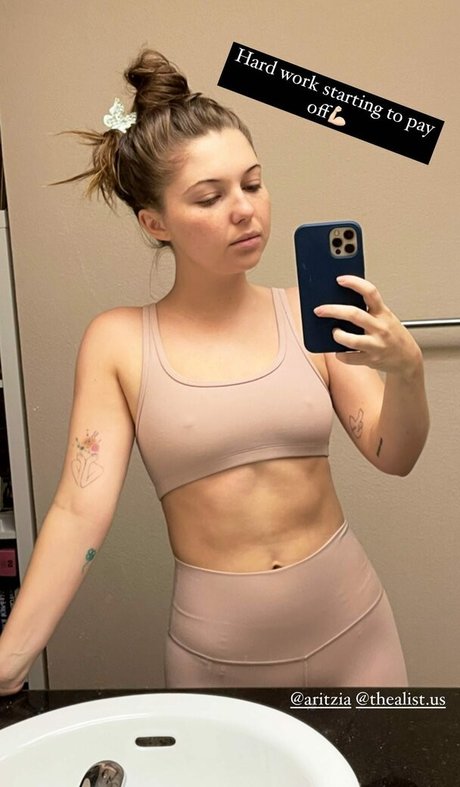 Sammi Hanratty 裸のモデル 写真