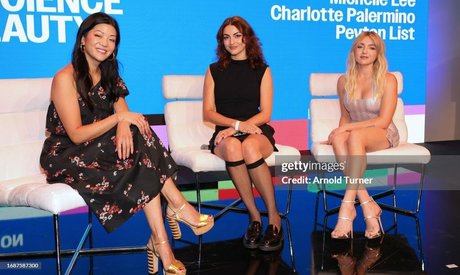 Peyton List セクシーなポルノスター 写真