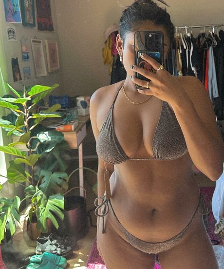 Yamini Nambimadom ヌードのポルノスター 写真