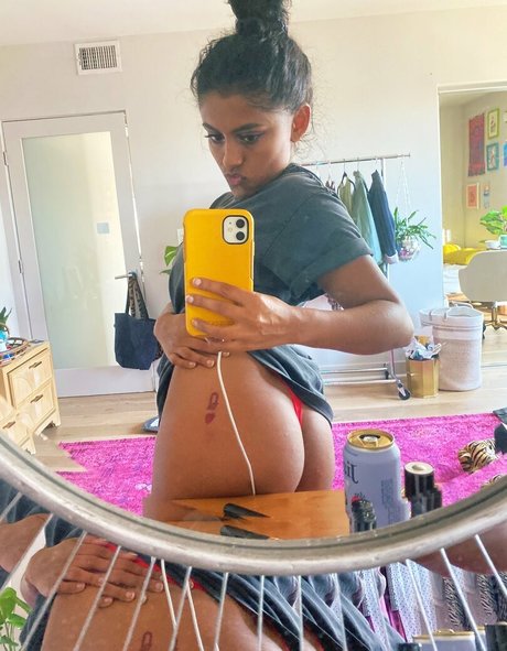 Yamini Nambimadom 裸のモデル 画像