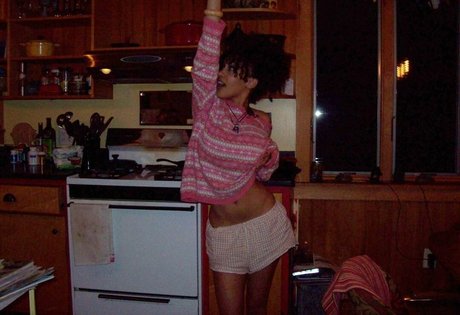 Aaliyeezy ポルノモデル 写真