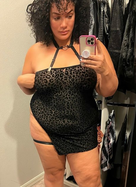 Nia Jax ポルノスター 裸 写真