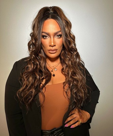 Nia Jax ヌードのポルノスター 写真