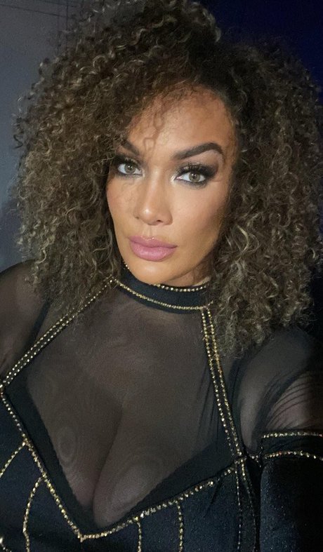 Nia Jax エロティックなスター 写真