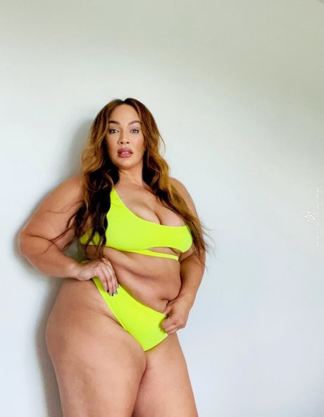 Nia Jax かわいいスター アーカイブ