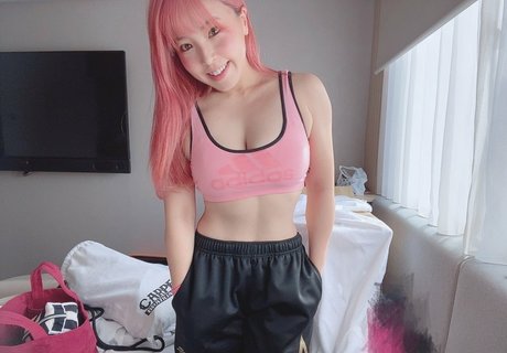 アジア人の指入れ OnlyFans ヌード 画像