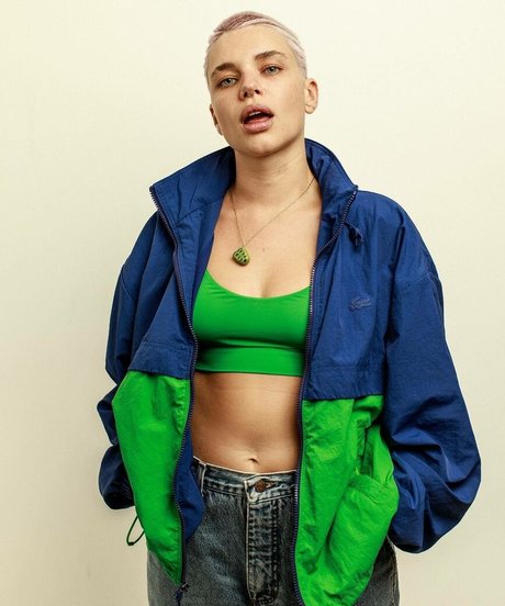 Bruna Linzmeyer ヌードモデル 写真