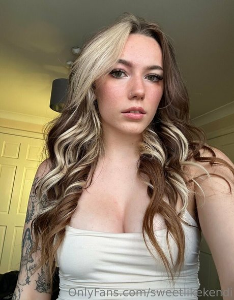 小さいペニスのシーメールOnlyFans アートポルノ 写真