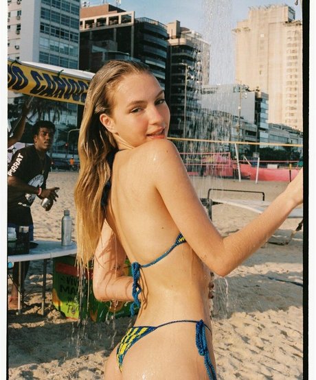 Fernanda Schneider エロティックモデル 画像