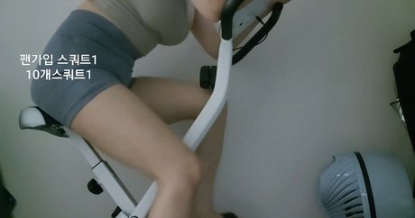 Min E ヌードのポルノスター 写真
