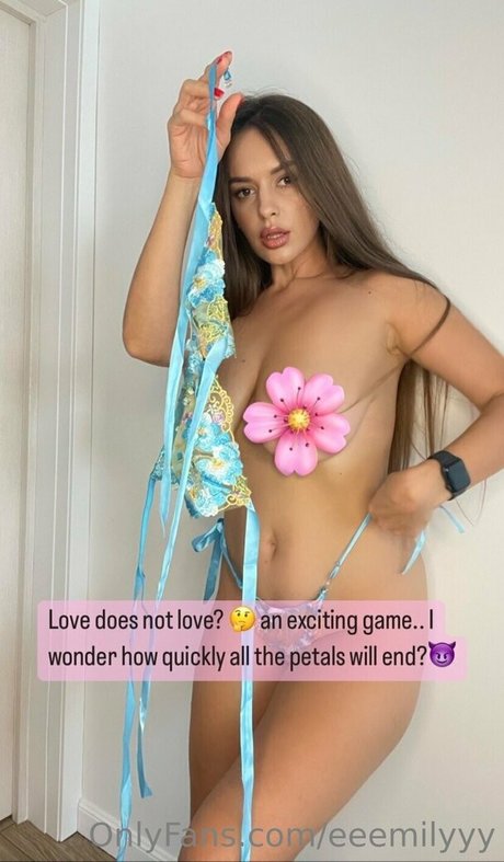 eeemilyyy 裸の女優 写真