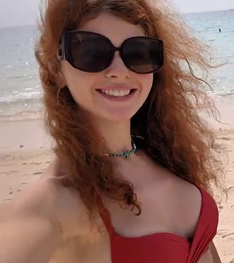 Chloe Lockley 無料のスター 写真