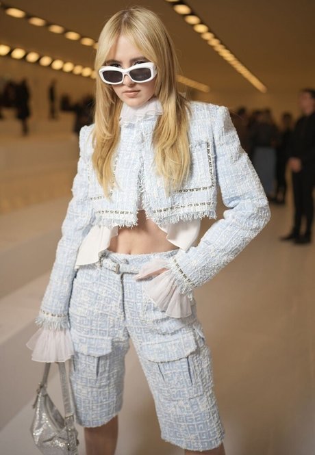 金髪カウガールオンリーファンズ セクシーヌード 写真