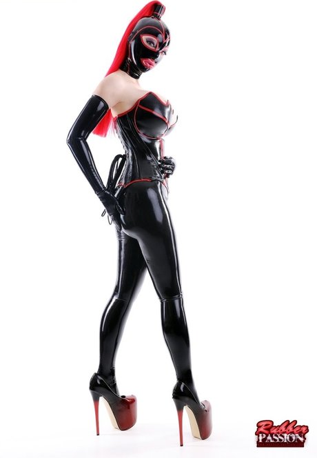 Latex Lucy セックスポルノスター 画像