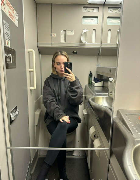 Julia Rommelt 裸のスター 写真