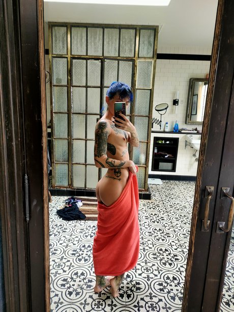 Discordia Suicide 美しいポルノスター 写真